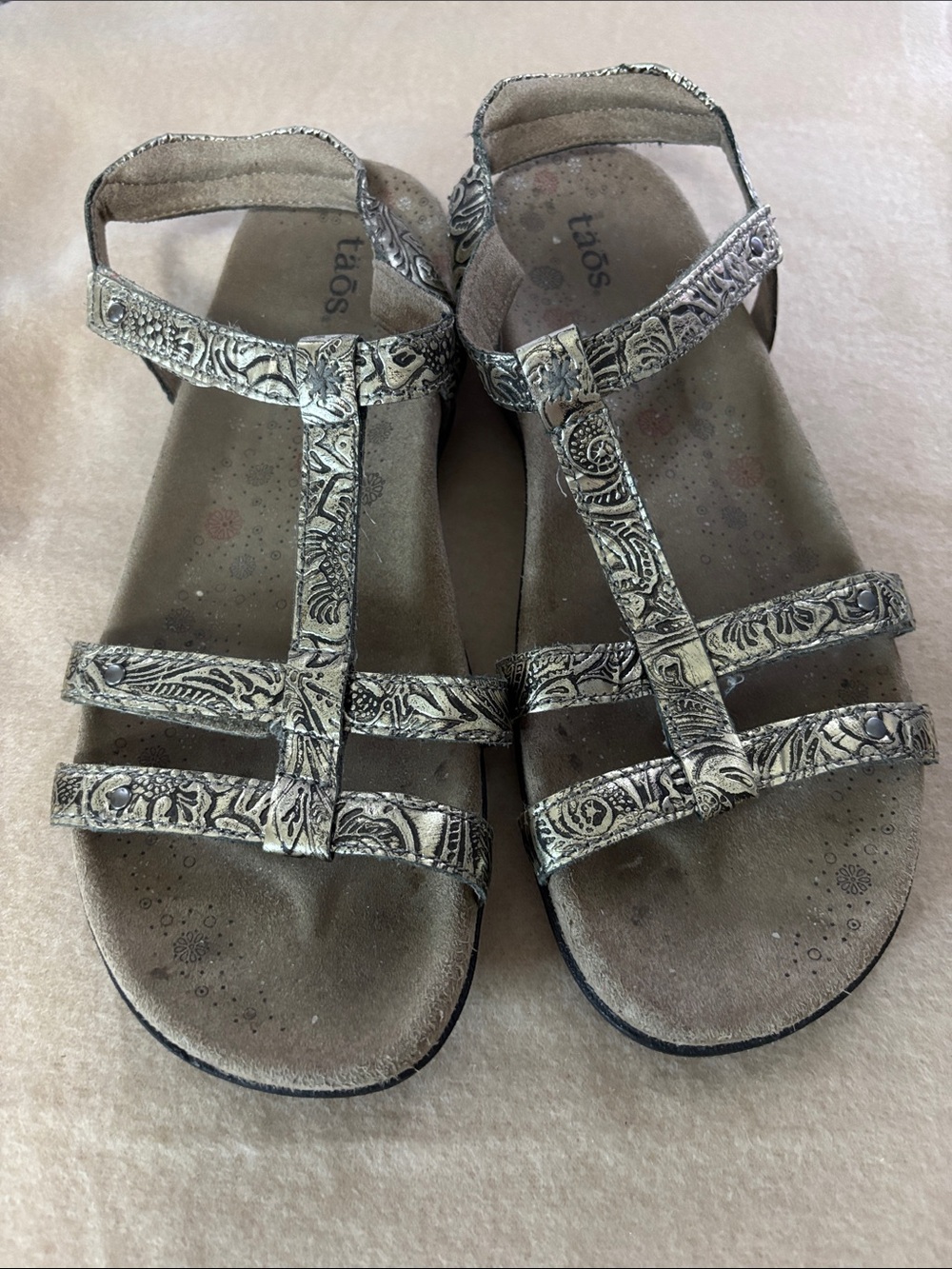 Taos Embossed Strappy Sandals in Metallic Silver Sz 8 VGUC